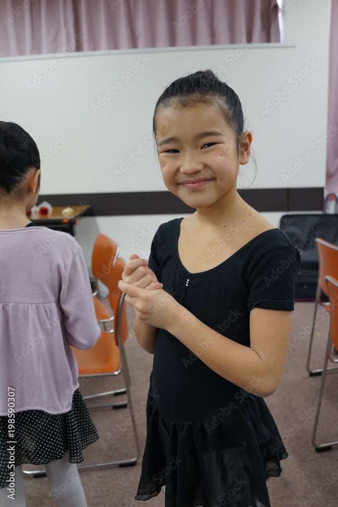 バレリーナ 少女 ダンス ダンサー 舞台 舞台裏 緊張 笑顔 Stock Foto Adobe Stock