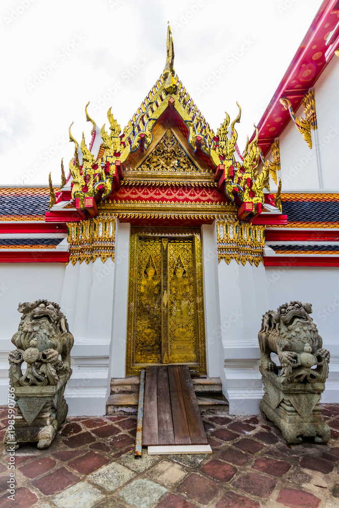 Obraz premium Doorway in Buddhist Temple
