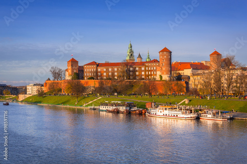 Fototapeta Naklejka Na Ścianę i Meble -  The Royal Wawel Castle in Krakow at Vistula river, Poland