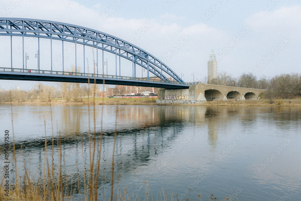 Fototapeta premium gespiegelte Brücke