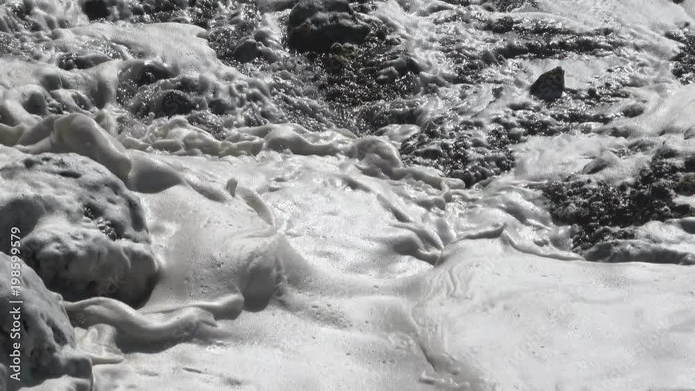 Brandung, Schaumbildung durch Wellen am Strand von Fuerteventura, Vulkanstrand, 4K