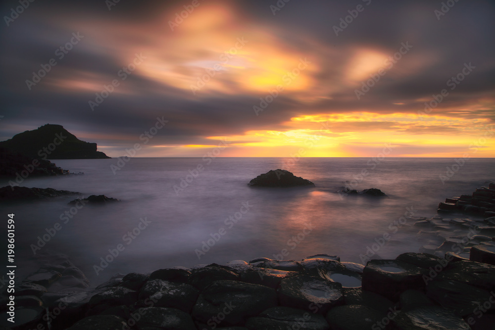 Giant's Causeway caratteristica formazione basaltica esagonale formatasi da antiche eruzioni vulcaniche al tramonto Bushmills Irlanda Europa Giant's Causeway caratteristica formazione basaltica esagonale formatasi da antiche eruzioni vulcaniche al tramonto Bushmills Irlanda Europa