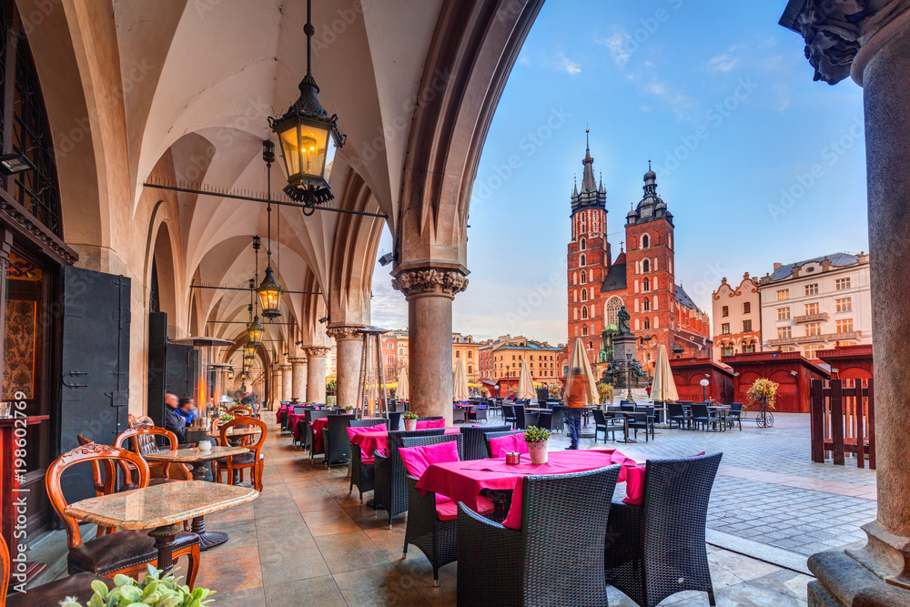 Fototapeta premium Krakow cloth hall and St. Mary Basilica in Poland