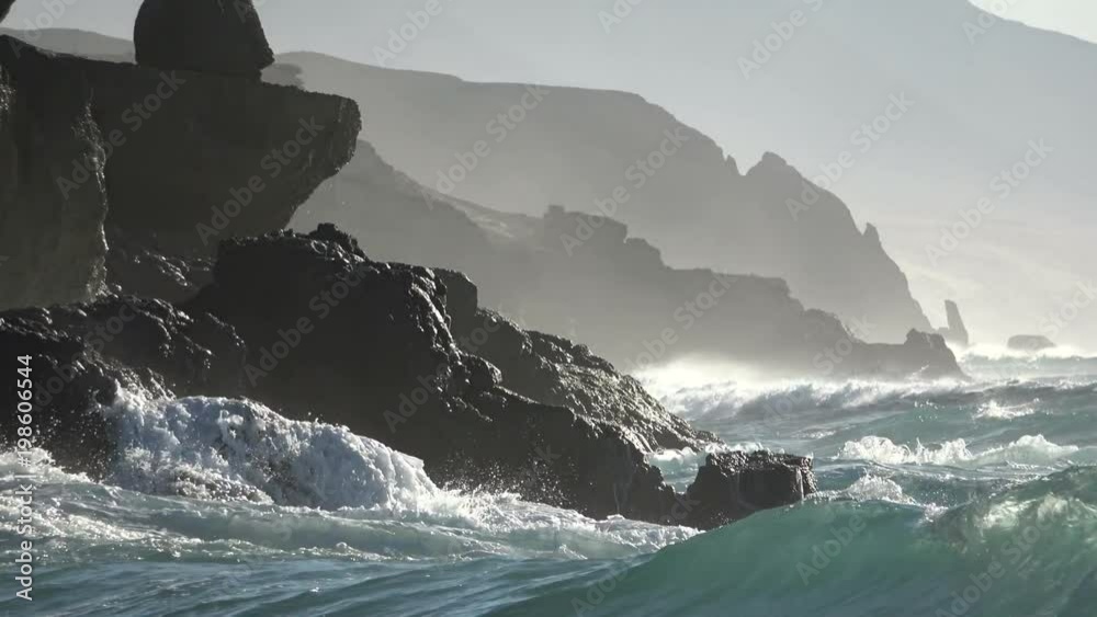 Riesenwellen an der Westküste von Fuerteventura, Surferparadies, Vulkaninsel, 4K
