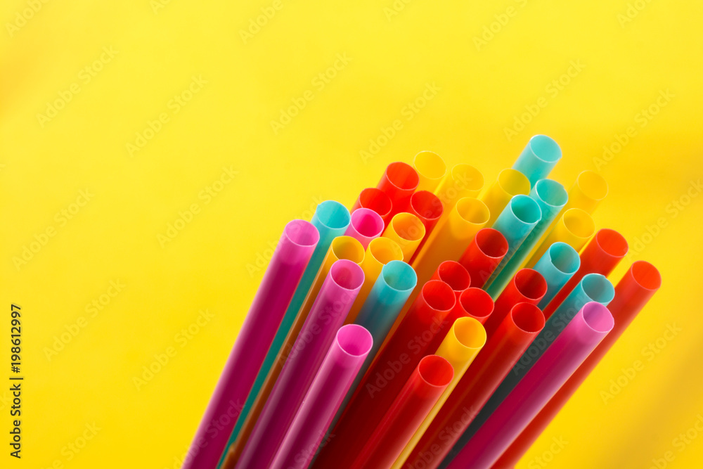 farbige Trinkhalme gelber Hintergrund farbige Trinkhalme gelber Hintergrund