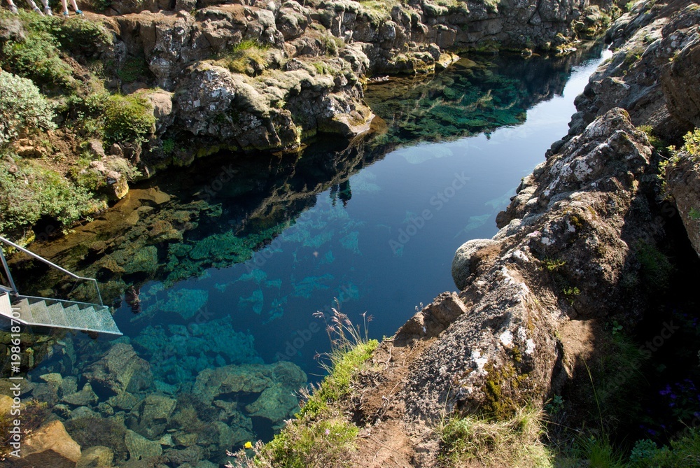 Pingevellir, Island, Silfra Spalte mit tiefblauen wasser gefüllt Pingevellir, Island, Silfra Spalte mit tiefblauen wasser gefüllt