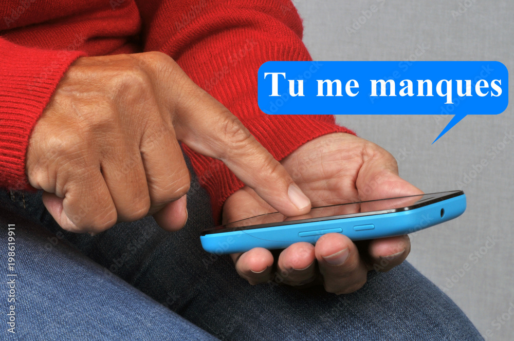 © Richard Villalon - Message tu me manques envoyer par SMS avec un smartphone © Richard Villalon - Message tu me manques envoyer par SMS avec un smartphone