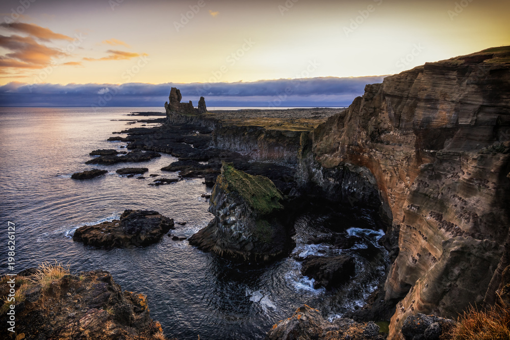 Schöner Blick zur Küstenlinie an der Küste von der Halbinsel Snaefellsnes. Sonnenuntergang. Island, Europa_001