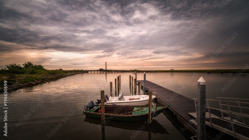 Obraz premium viaggio sul delta del Po al tramonto