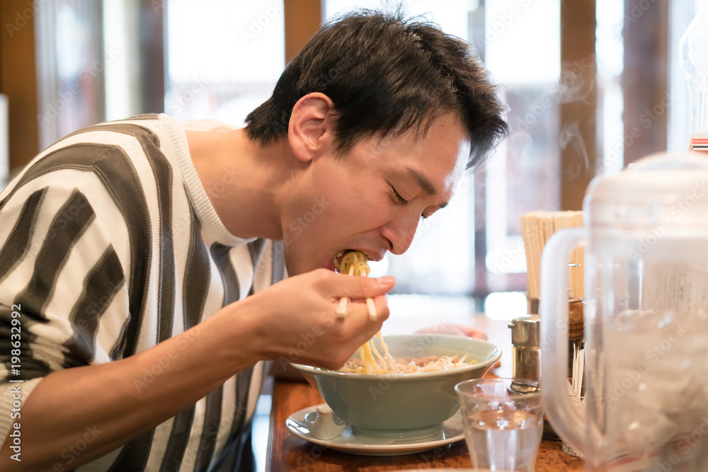 ラーメンを食べる男性 Stock 写真 Adobe Stock