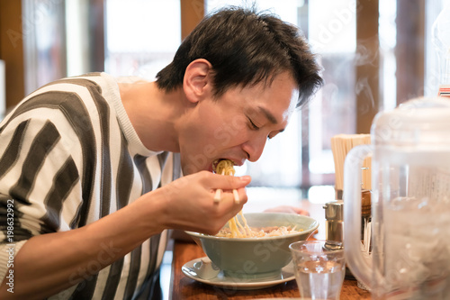 ラーメンを食べる男性 Stock 写真 Adobe Stock ラーメンを食べる男性 Stock 写真 Adobe Stock