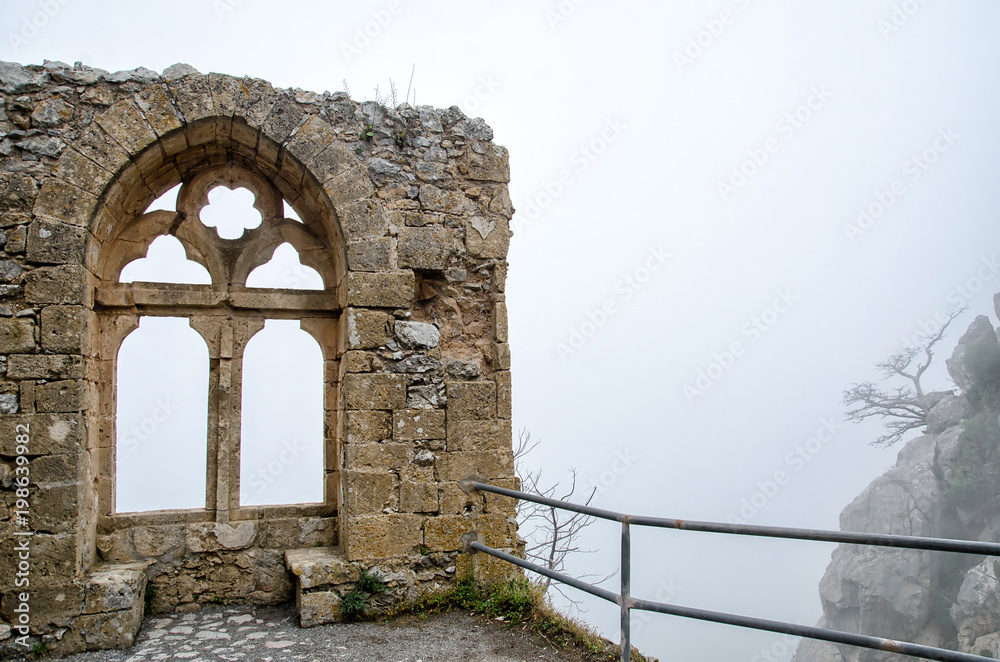 Obraz premium View of fog valley from the ancient building