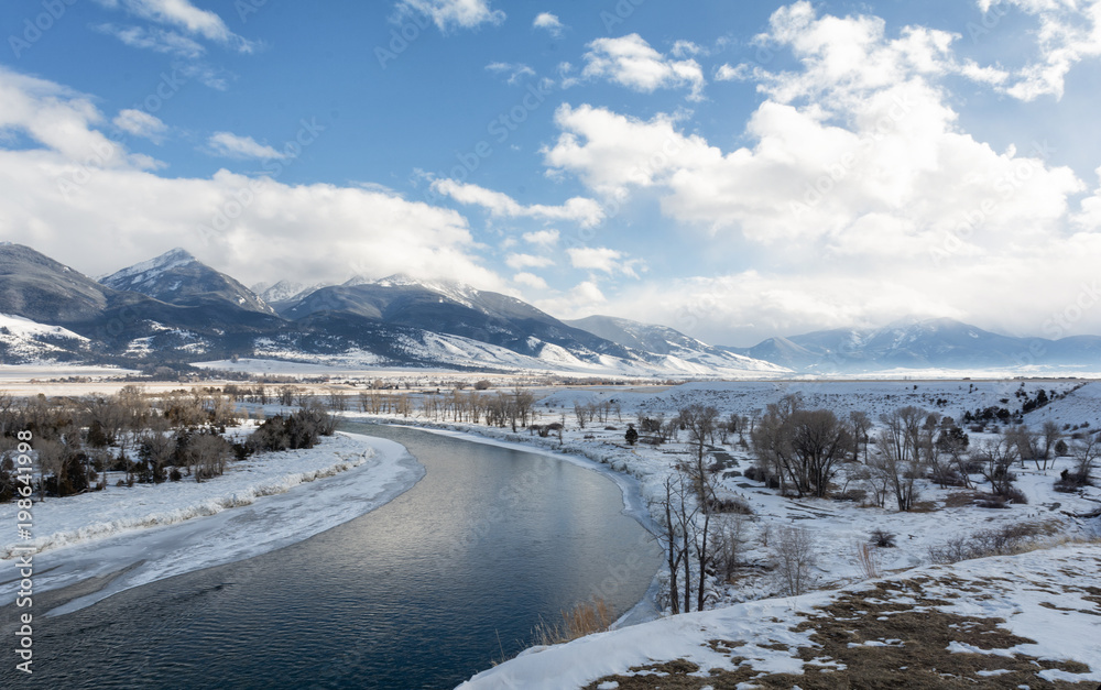 Obraz premium Snowy River Bend in Montana