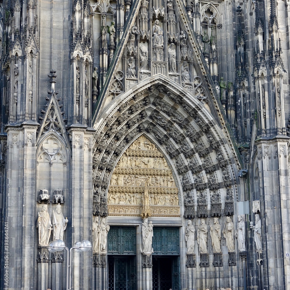 Steinmetzarbeiten im Portalbereich des Kölner Doms, Gotik