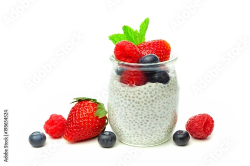 Foto Healthy berry chia pudding in a jar with scattered fruit isolated on a white bac