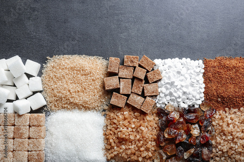 Photo Flat lay composition with different types of sugar on gray background