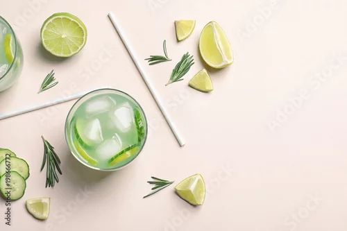 Obraz Skład z smakowitą lemoniadą na lekkim tle, odgórny widok