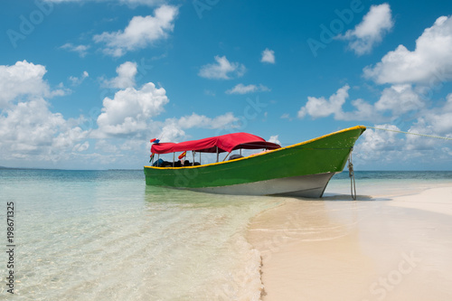 Fototapeta Naklejka Na Ścianę i Meble -  boat on beach blue sky - speedboat on island beach