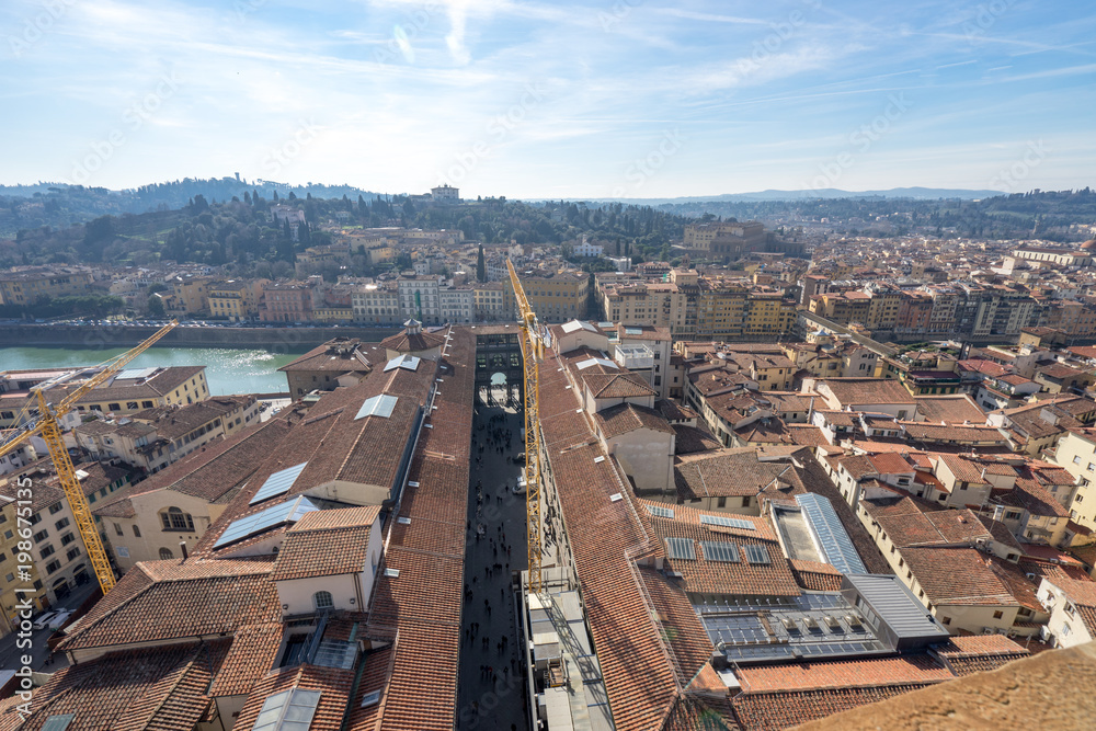 Fototapeta premium ヴェッキオ宮殿から見るフィレンツェ市街とウフィツィ美術館の風景
