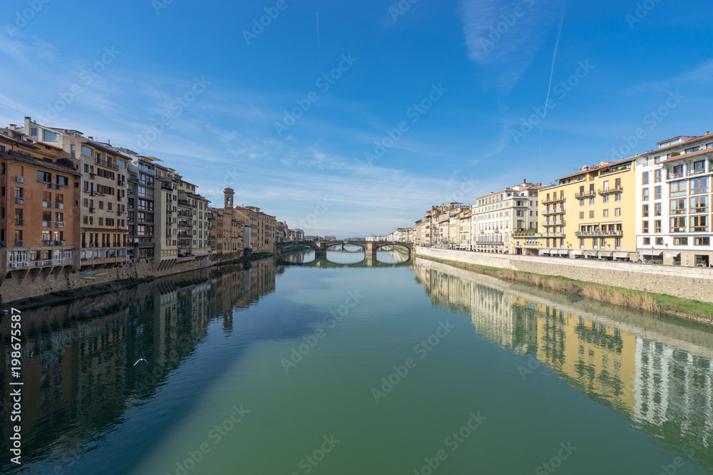Obraz premium ポンテヴェキオから見るアルノ川沿いの町並み
