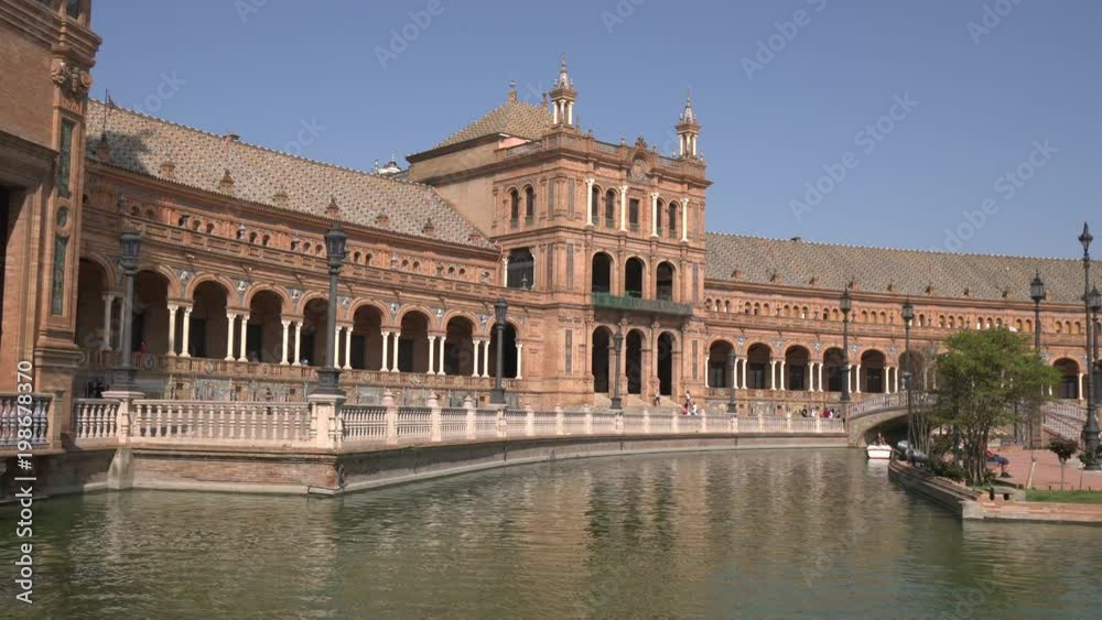 Pond and building in Plaza de Espana Pond and building in Plaza de Espana