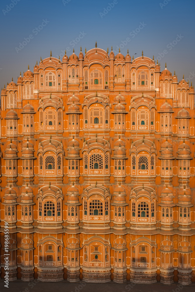Obraz premium Hawa Mahal, a palace in Jaipur, India, which was built so the women of the royal household could observe street festivals
