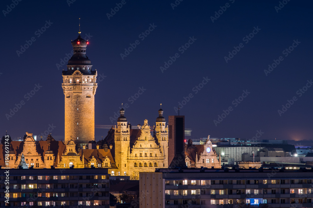 Blick zum Rathaus und Bundesverwaltungsgericht in Leipzig am Abend