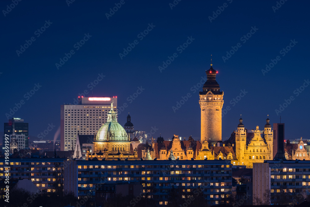 Naklejka premium Blick zum Rathaus und Bundesverwaltungsgericht in Leipzig am Abend