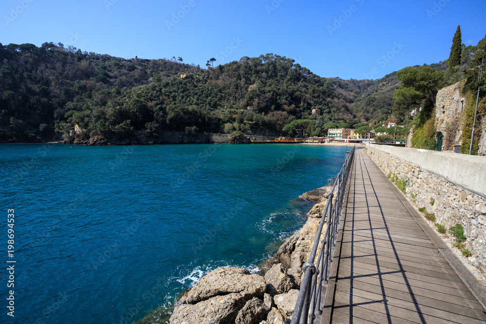 percorso pedonale nella baia di Paraggi, tra Portofino e Santa Margherita Ligure percorso pedonale nella baia di Paraggi, tra Portofino e Santa Margherita Ligure