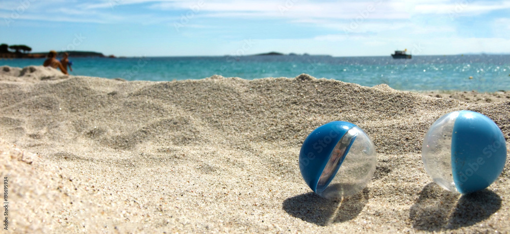 Obraz premium Game on the beach with plastic marbles