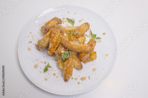 Fototapeta Naklejka Na Ścianę i Meble -  食べ物, ニワトリ, 肉, 食事, たっぷりの油で揚げた, 皿, ダイナー, 料理, サラダ, 料理, 魚, 白, グリルした, 美食家, ランチ, おいしい, 野菜, 焼いた, 米, ソース, 貝, おいしい, レストラン, 野菜