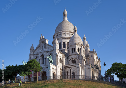 Sacré cœur basilica on Montmartre mound © hassan bensliman