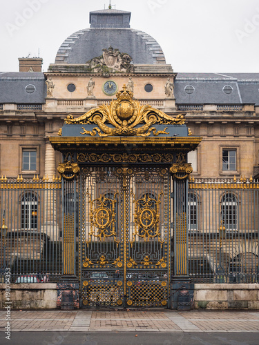 Foto Golden gate of Palace of Justice in the Cite Island in Paris, France