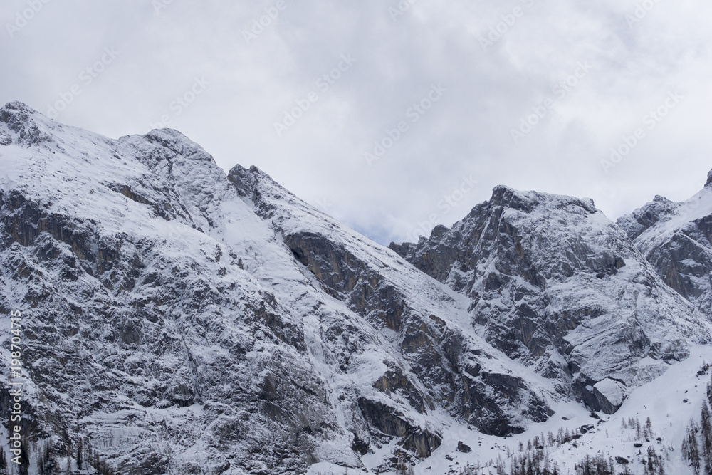 Blick auf schneebedeckten Berge in den bayrischen Alpen 