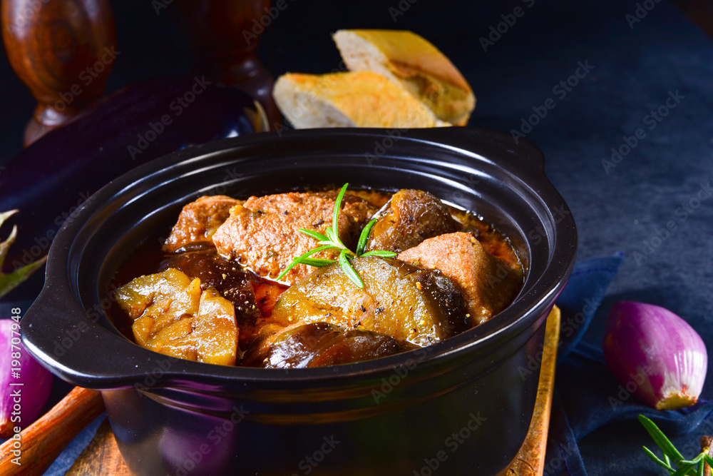 Eggplant Casserole - (Melitzanes Me Kreas Sti Katsarola) Eggplant Casserole - (Melitzanes Me Kreas Sti Katsarola)