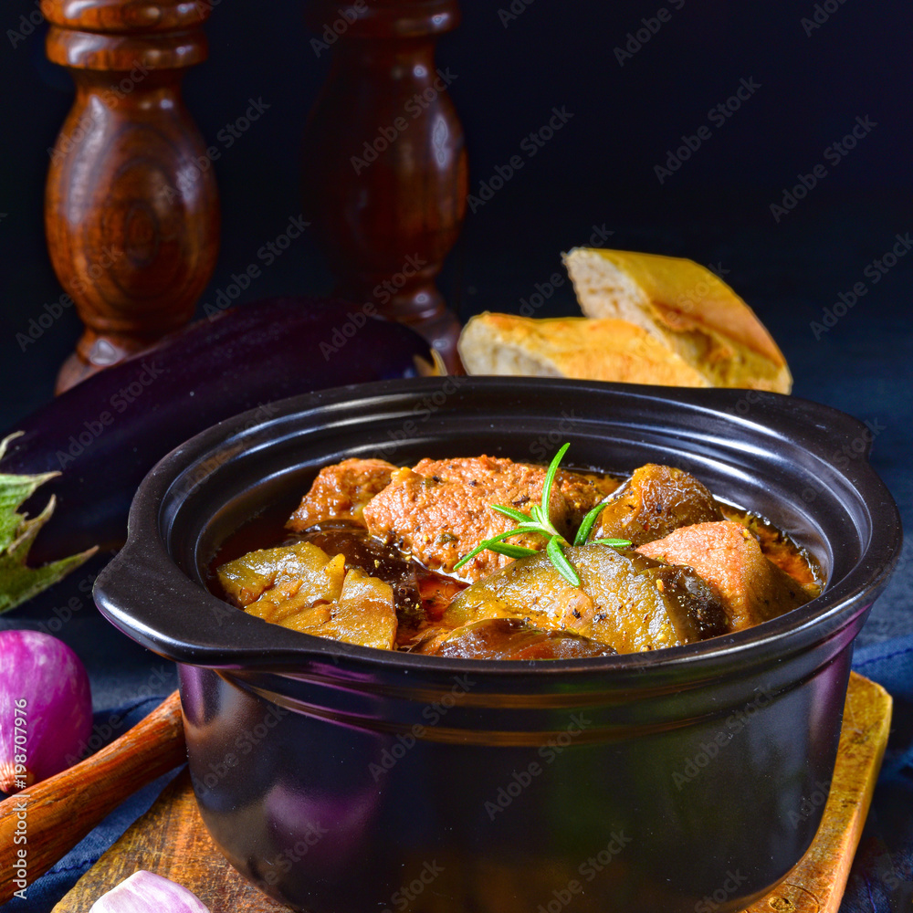 Eggplant Casserole - (Melitzanes Me Kreas Sti Katsarola) Eggplant Casserole - (Melitzanes Me Kreas Sti Katsarola)