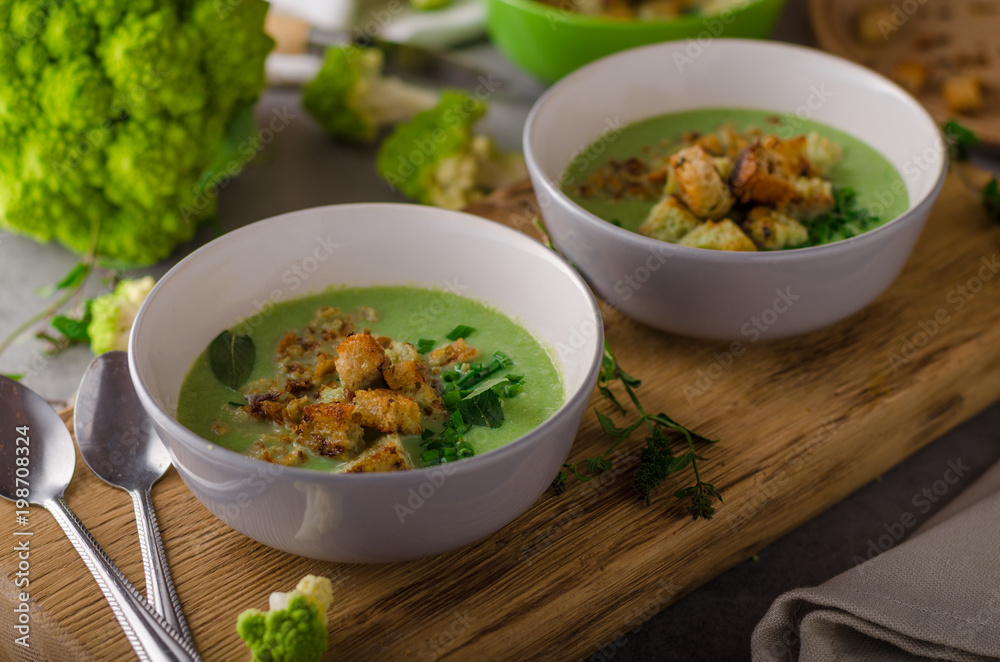 Green cauliflower soup Green cauliflower soup