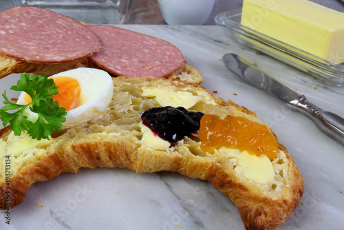 Frühstück mit Croissant photo