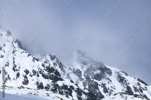 Szczyty wysokich gór wychodzą z mgły © Rafal Kucharek