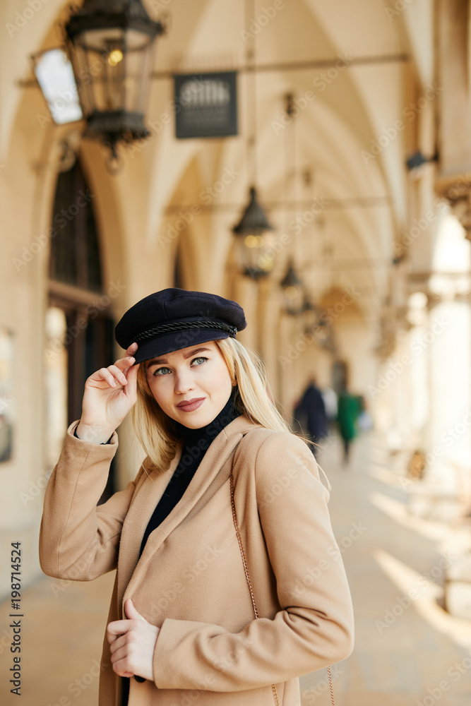 Obraz premium Young pretty girl walking on the street and smile