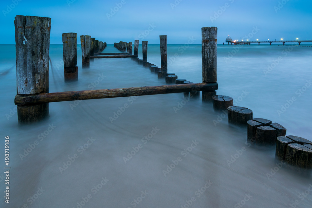 Ein stürmischer Abend am Strand in Zingst an der Ostsee auf Darss Ein stürmischer Abend am Strand in Zingst an der Ostsee auf Darss