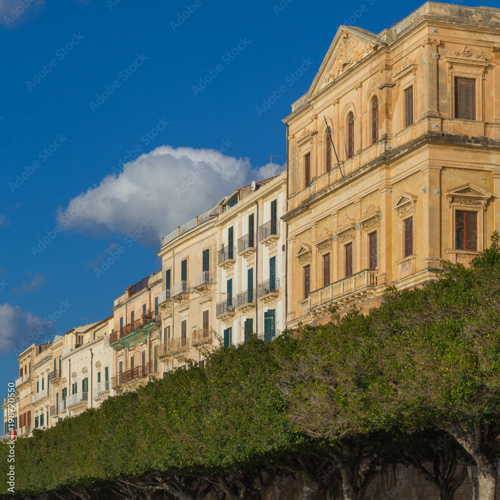 Obraz premium Tree lined promenade: Passeggio Foro Vittorio Emanuele II on the island of Ortygia in Syracuse, Sicily, Italy