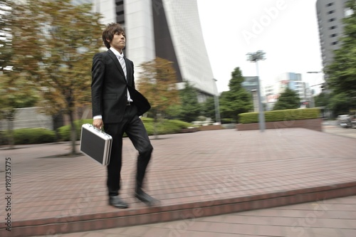 歩く若いビジネスマン