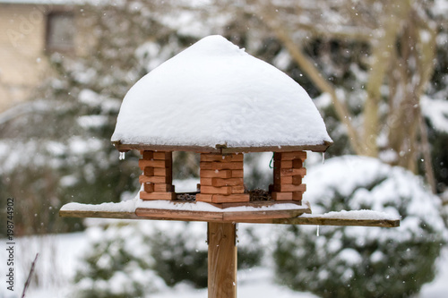 Vogelhaus im Winter mit Schnee