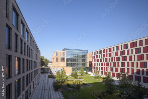 Justizzentrum Bochum mit bepflanztem Innenhof photo