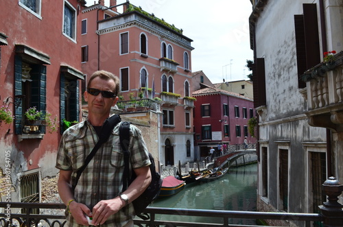 Turysta zagubiony w uliczkach Wenecji