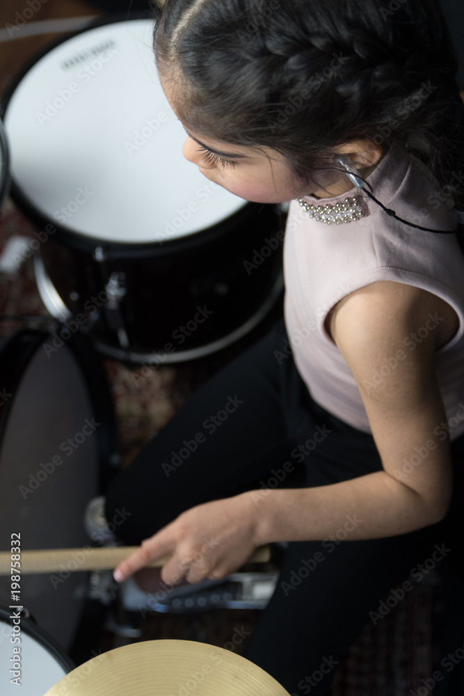 Fototapeta premium Girl practicing the drums