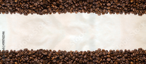 Obraz na płótnie Coffee beans on paper background w salonie