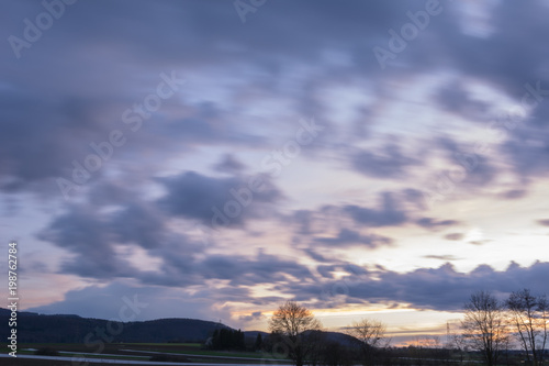 Wolken am Himmel am Abend bei Sonnenuntergang