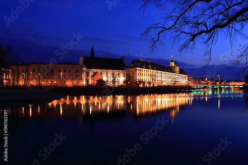 Panorama wieczorowo nocna, Uniwersytet Wrocławski nad rzeką Odrą.